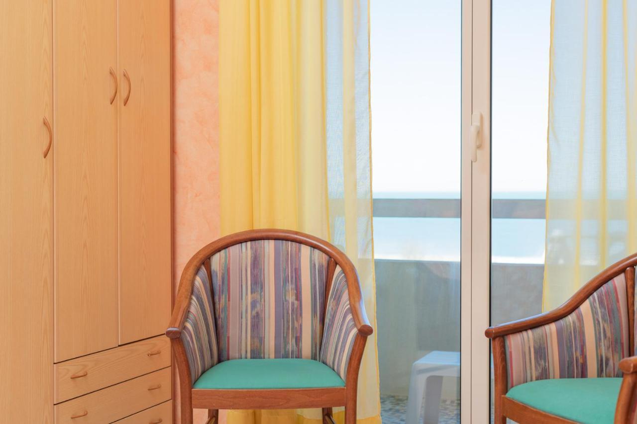 Hotel Caesar Cesenatico Esterno foto