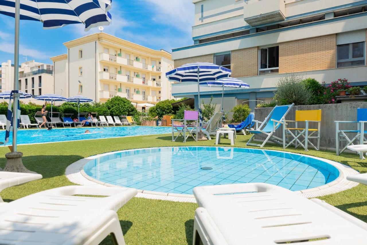 Hotel Caesar Cesenatico Esterno foto