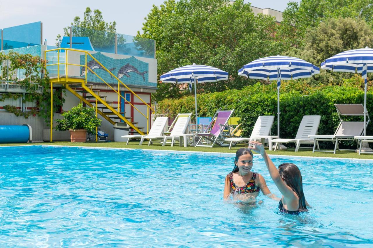 Hotel Caesar Cesenatico Esterno foto
