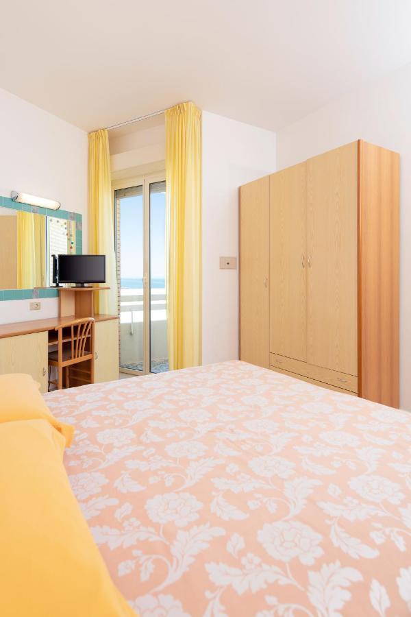 Hotel Caesar Cesenatico Esterno foto