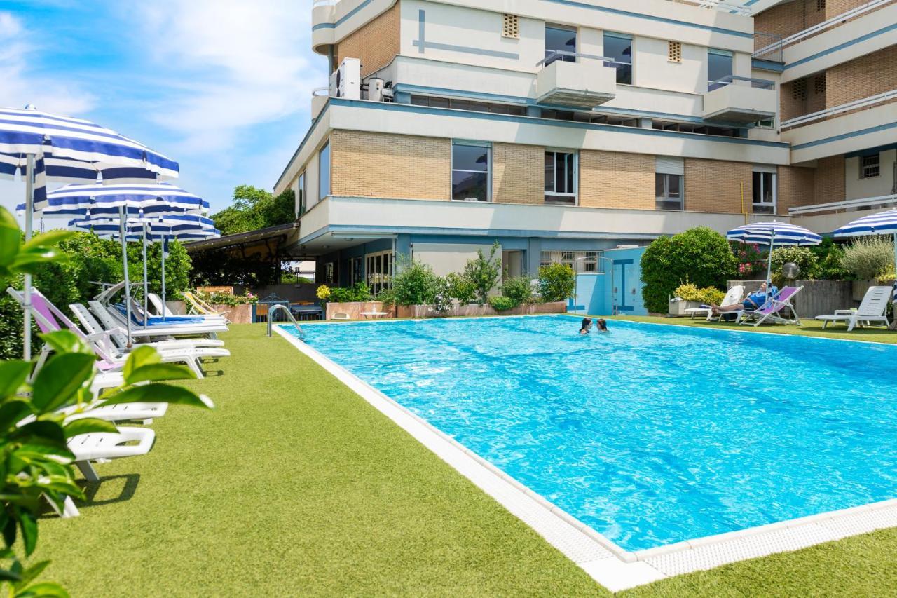 Hotel Caesar Cesenatico Esterno foto