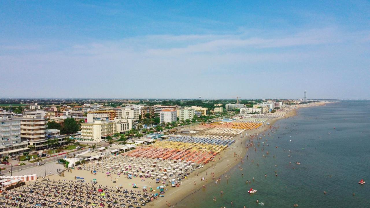 Hotel Caesar Cesenatico Esterno foto