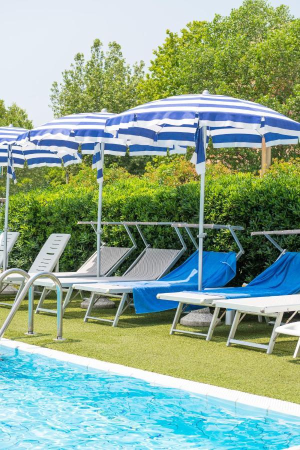 Hotel Caesar Cesenatico Esterno foto