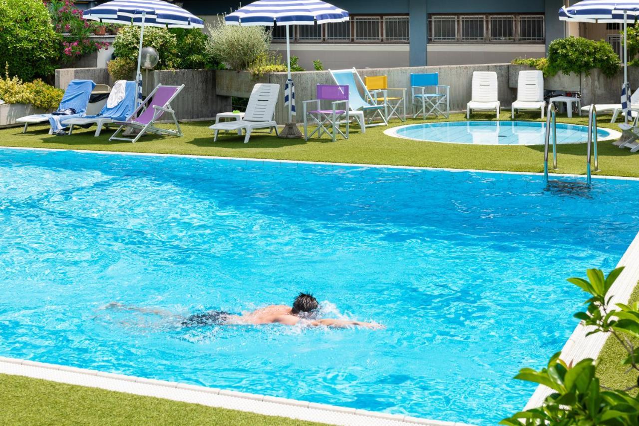 Hotel Caesar Cesenatico Esterno foto