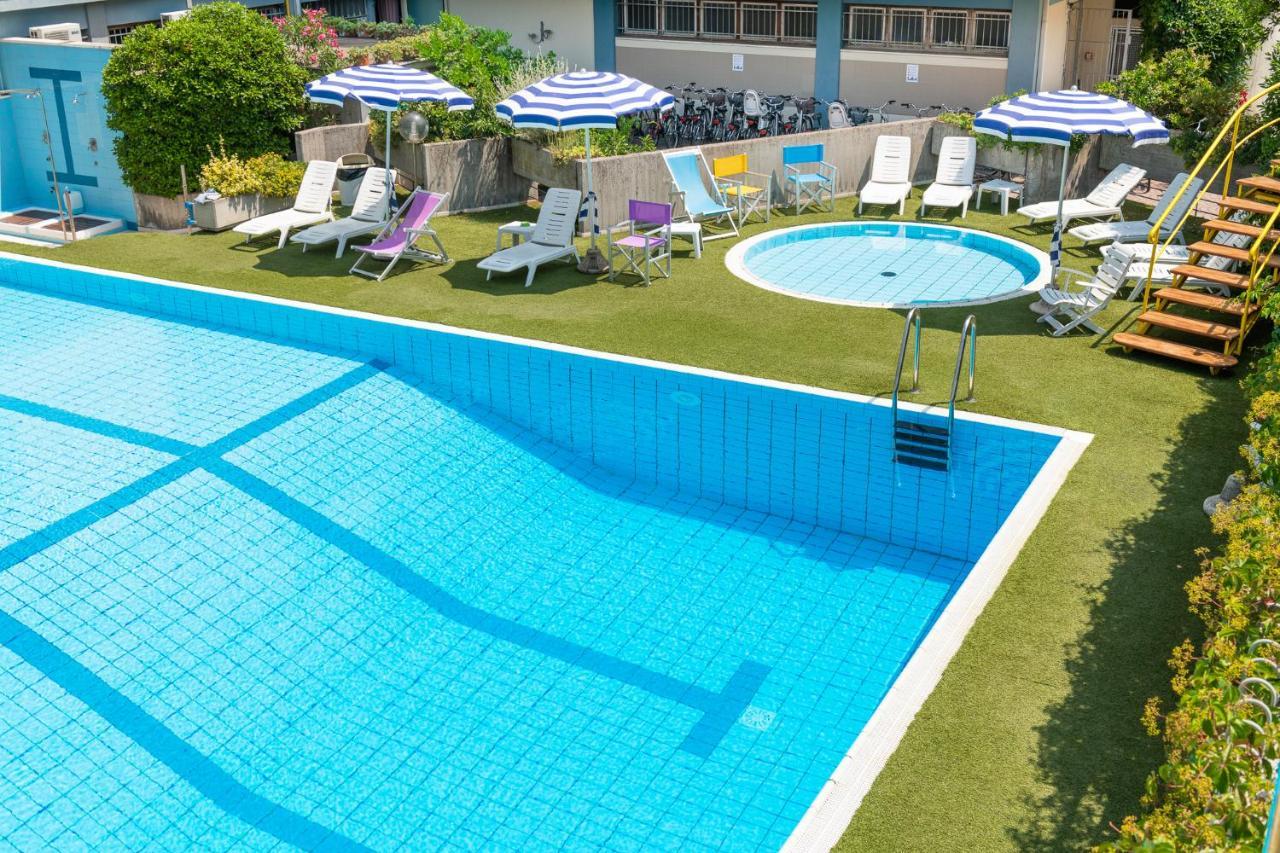 Hotel Caesar Cesenatico Esterno foto