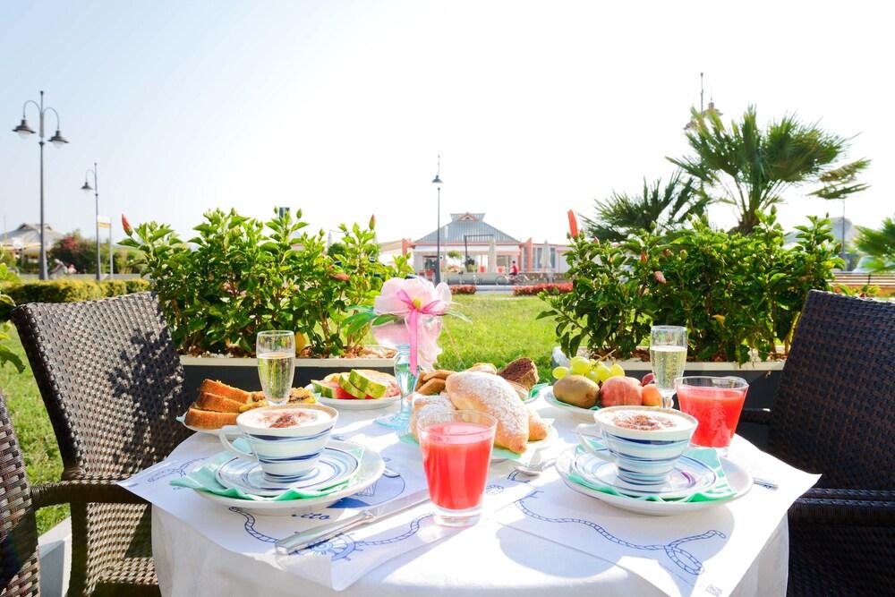 Hotel Caesar Cesenatico Esterno foto