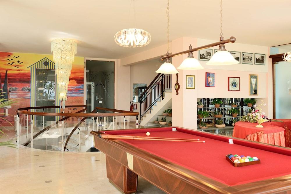Hotel Caesar Cesenatico Esterno foto