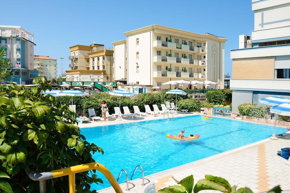 Hotel Caesar Cesenatico Esterno foto