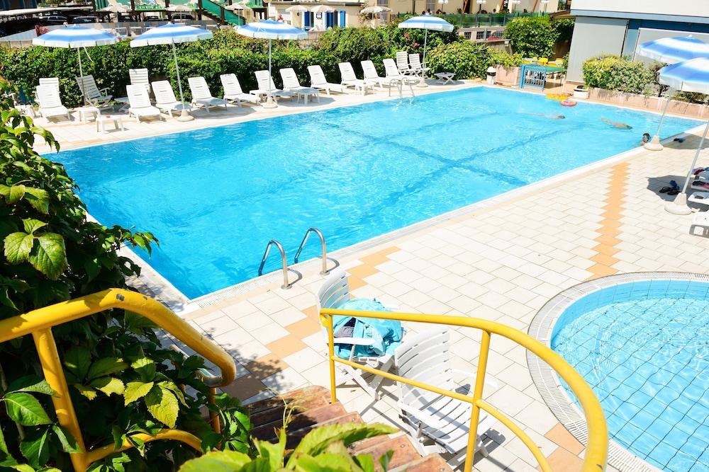 Hotel Caesar Cesenatico Esterno foto