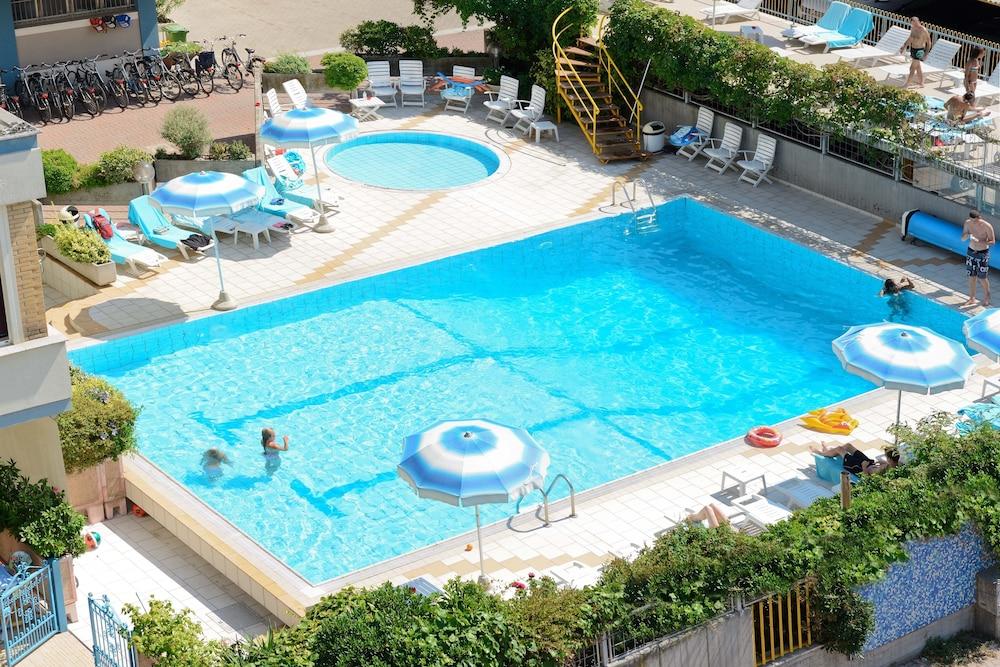Hotel Caesar Cesenatico Esterno foto